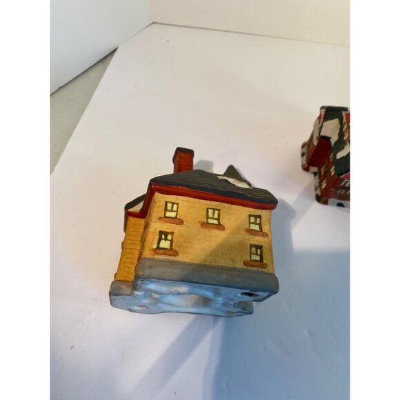 Vintage Ceramic Christmas Village Set Of 4 Decorative Houses With Snow Accents & - Picture 5 of 6